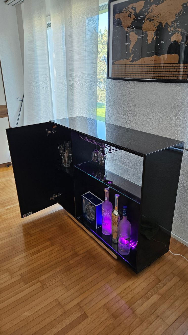Ladenausstattungen & Messebau: Elegante Bar-Theke – Gebraucht aus Küssnacht am Rigi von  1