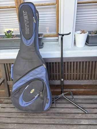 Gitarrentasche und Gitarrenständer