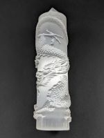 Leuchtende Selenit Turm mit Drachen 10,5cm. 120 Gramm