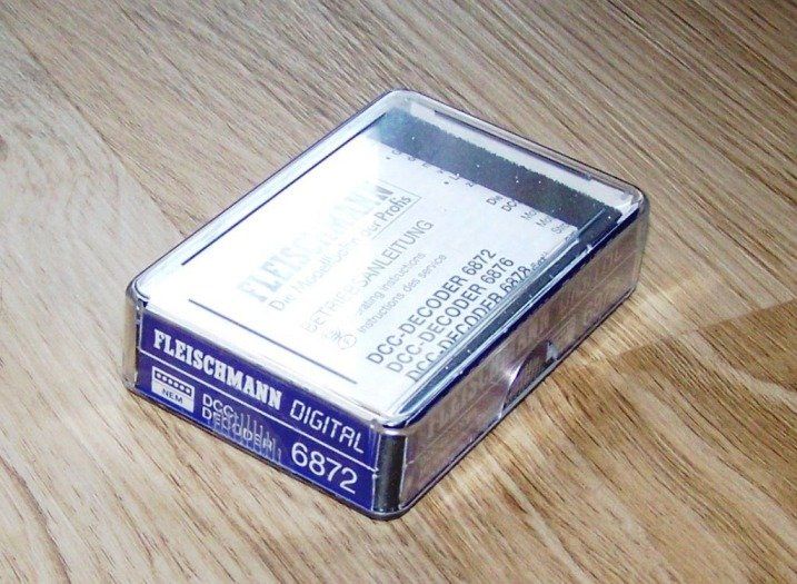 Fleischmann Trains électriques: Fleischmann 6872 Digital DCC-Decoder mit 6-pol. Stecker, H0 – Neuf avec emballage d'origine à Brüttisellen par Rentner44zh 1