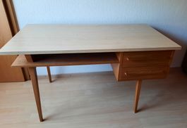 Arbeits- und Nähtsich im 60er-Jahr Stil