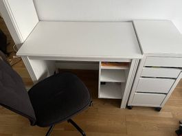 Schreibtisch mit stuhl