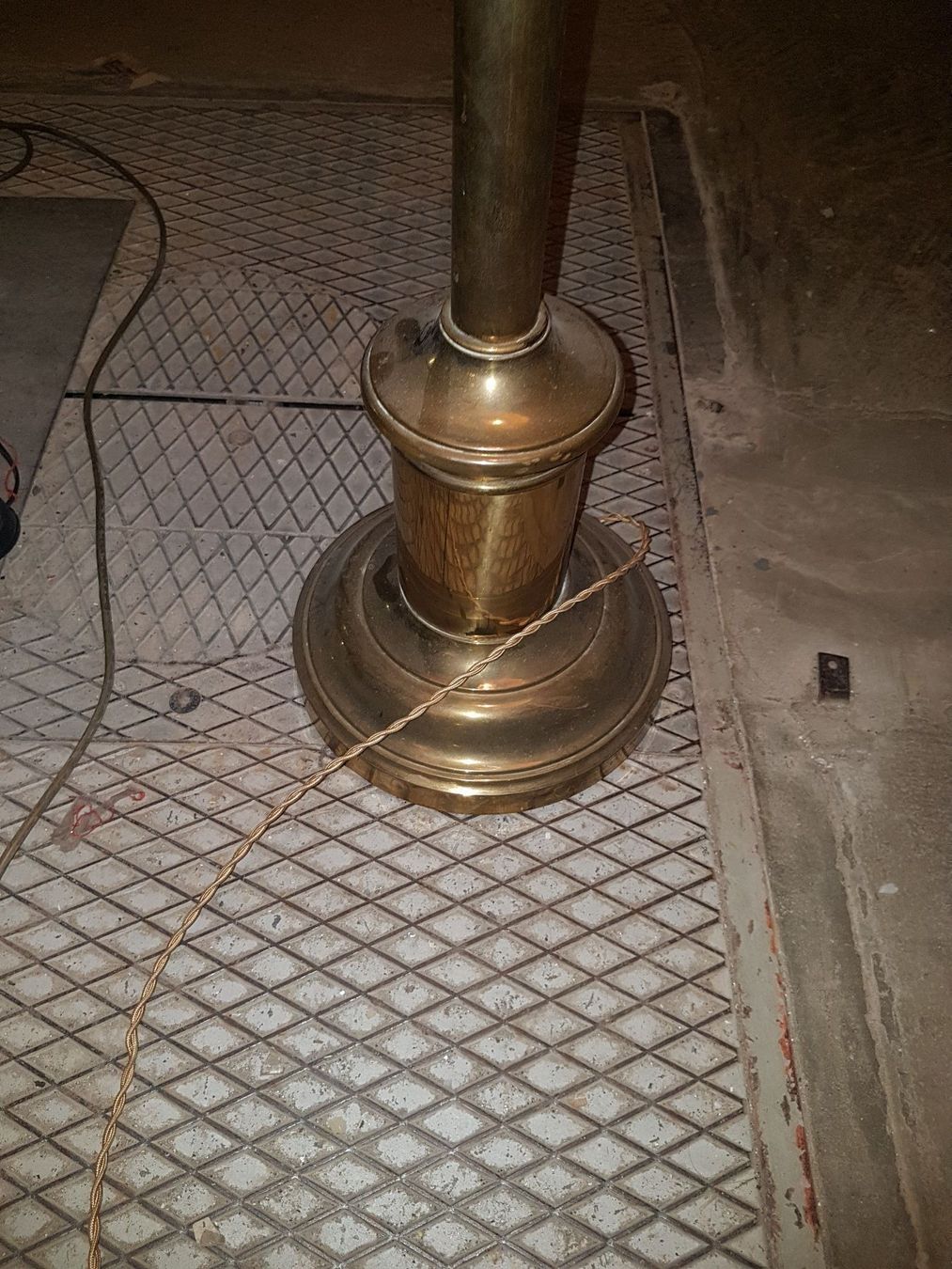 Lampade: Stehlampe, Messing, mit Lampenschirm – Usato da Basel venduto da Jcva 3
