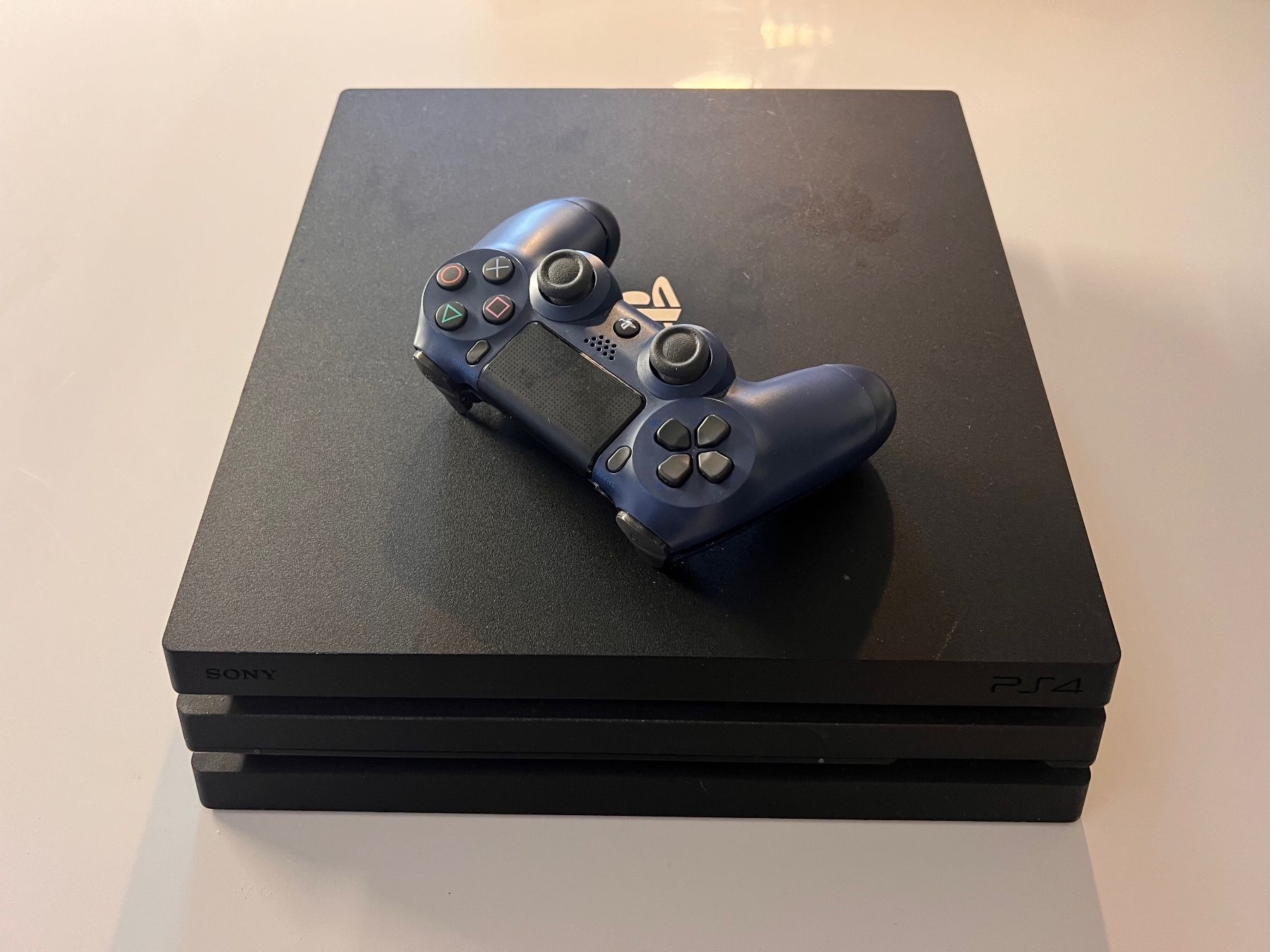 Sony Console: PS4 Pro mit VR Brille, Camera, 2 Controller, Aim Controller – Usato da Meilen venduto da remitrom 1