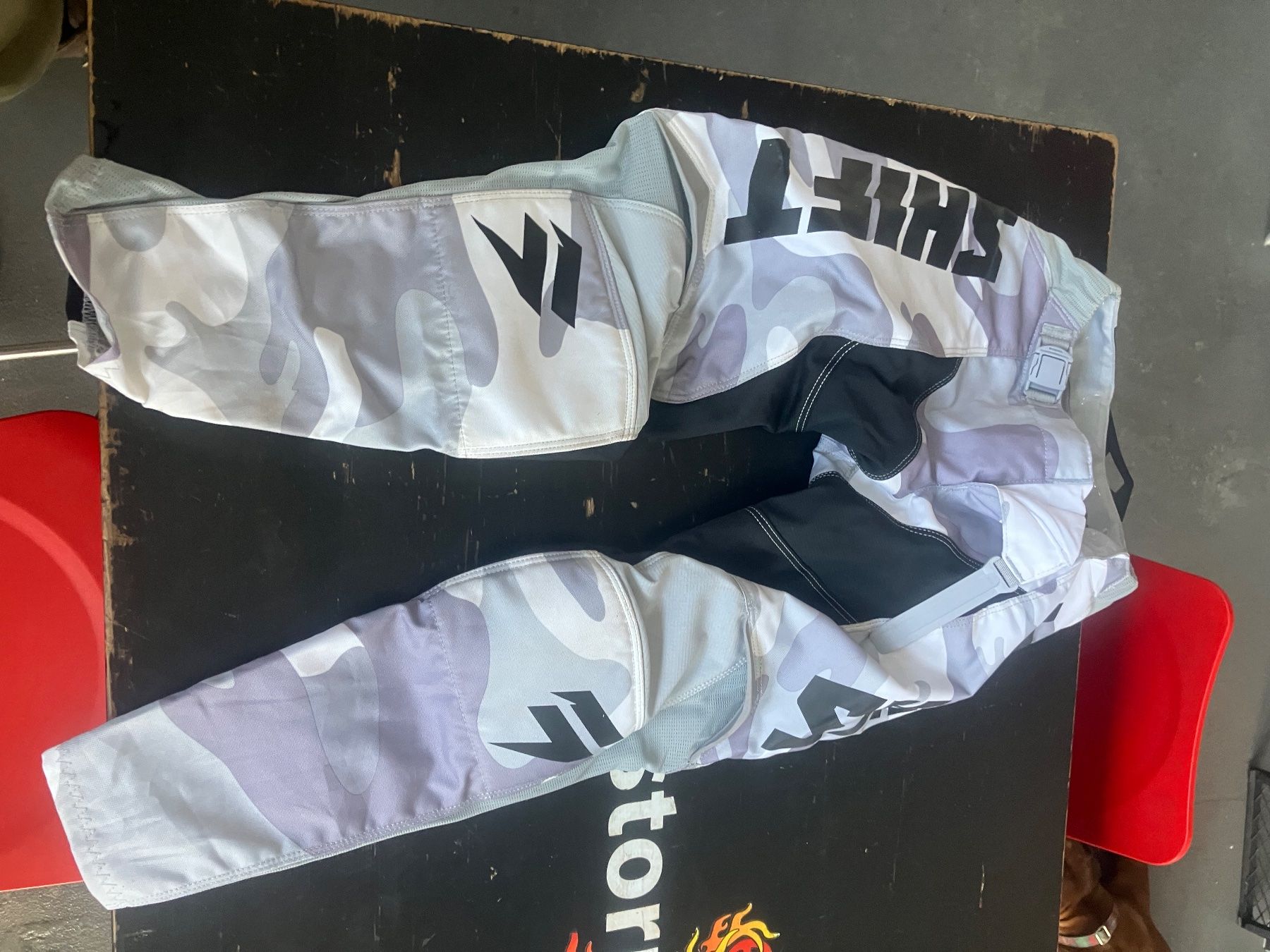 Schutz & Schoner: Kinder Motocross Hose Shift GR 24 – Gebraucht aus Zollbrück von outlet16