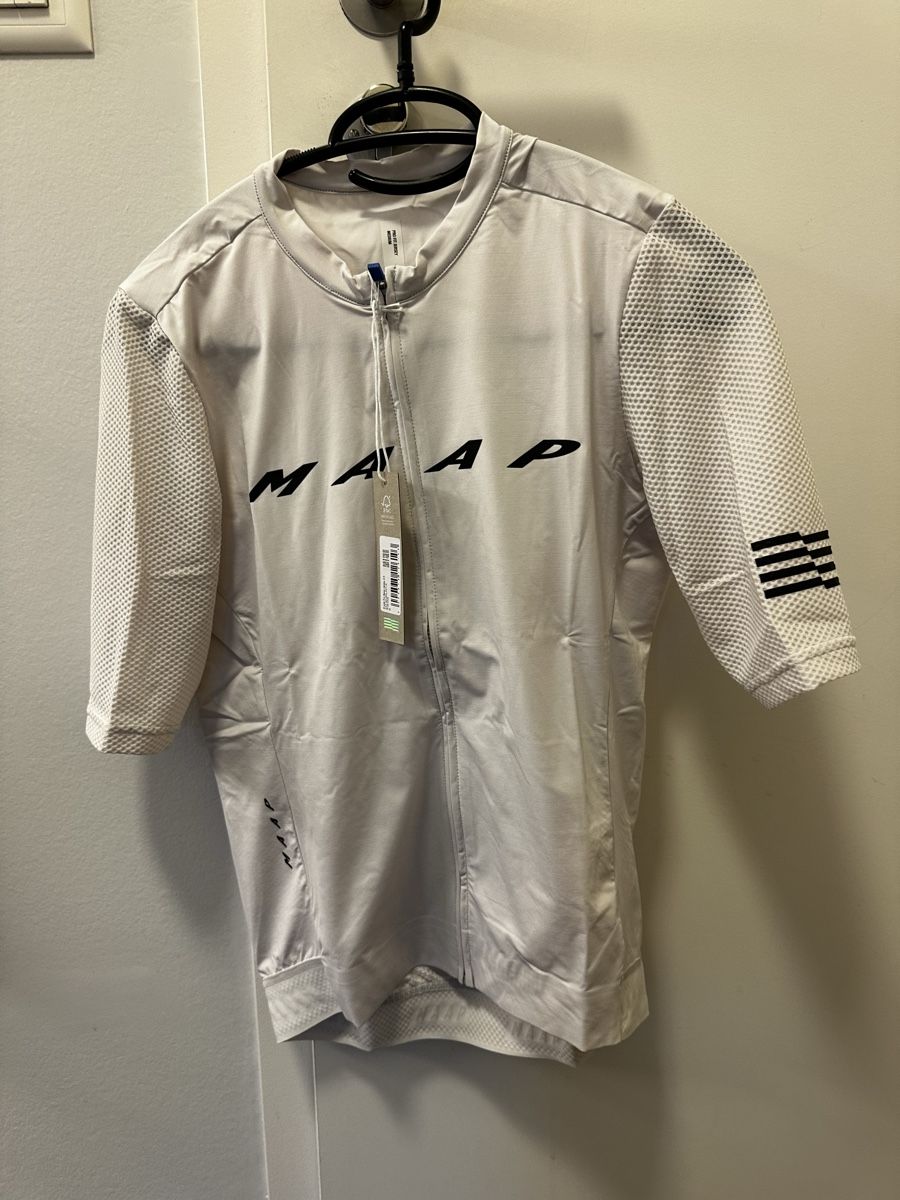 Canottiere & Pantaloni: MAAP Cycling Evade Pro Base Jersey 2.0 – Nuovo e nell'imballaggio originale da Carouge GE venduto da cytoplan
