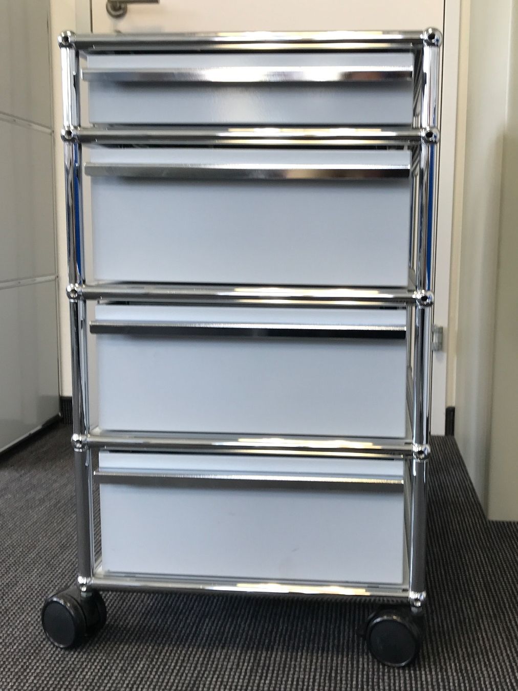 USM Banconi: USM Haller Rollcontainer Lichtgrau 4 Schubladen – Usato da Zug venduto da Cry71 9