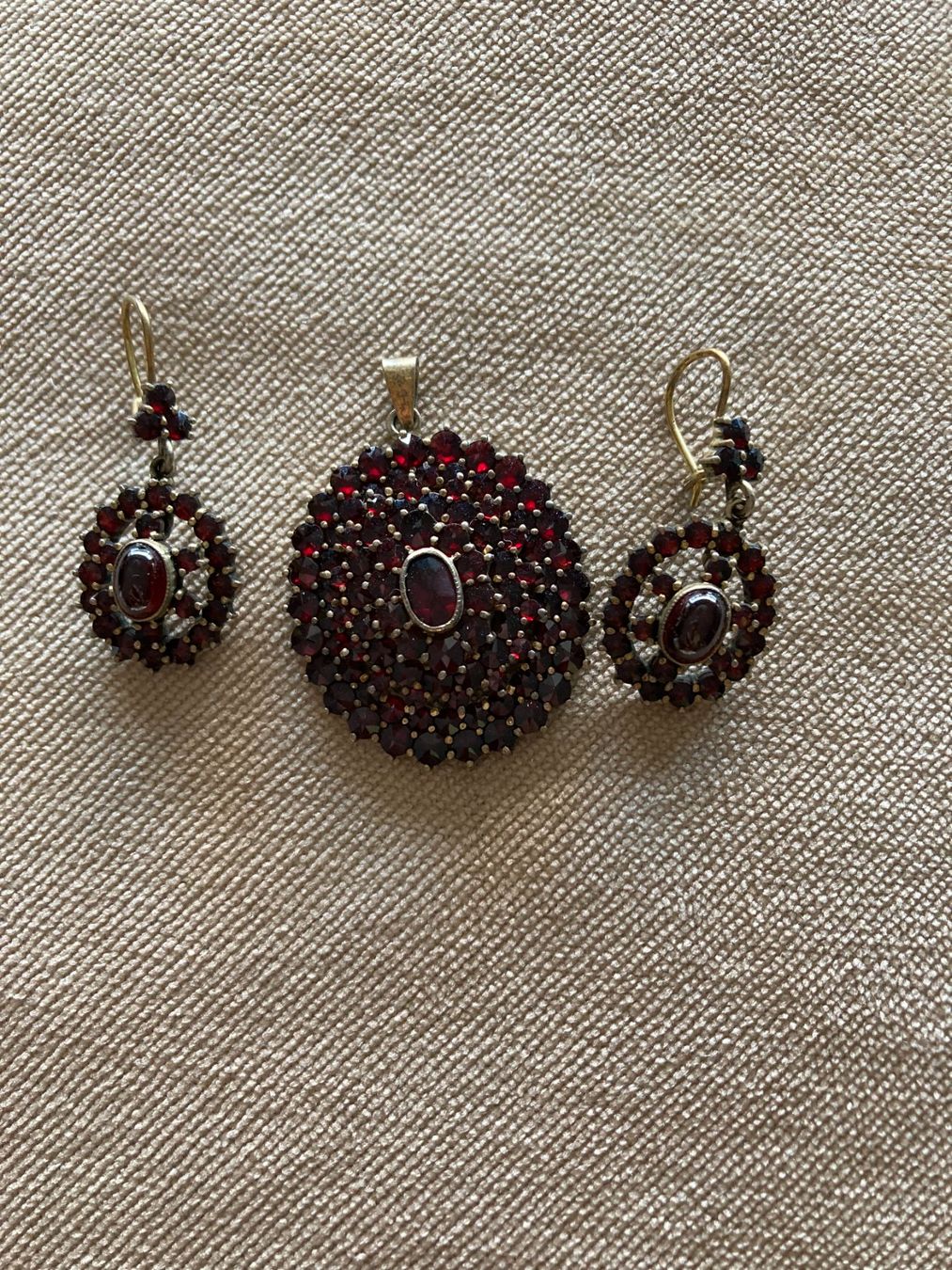 Boucles d'oreille: Antike Ohrringe mit Anhänger – D'occasion à Küttigen par mei_9b6w