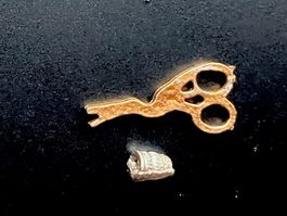 Schere und Fingerhut für die Puppenstube. Metall.