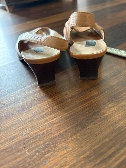 Globus Scarpe da donna: Damenschuh, Gr. 36 1/2, camel, Globus, Sandale – Usato da Pfäffikon ZH venduto da GZHDZV 2