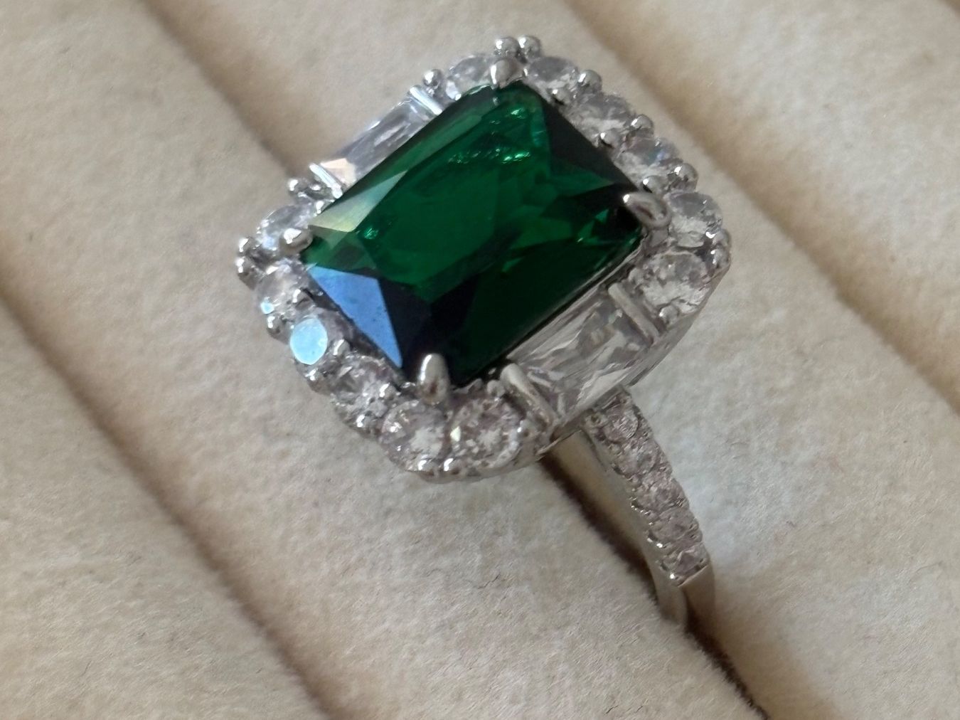 Bagues: Luxus Elegante Gr.19/9 Ring Farbe: Silber/ Grün – Neuf (Voir description) à Biel-Bienne par Roserosse13 2