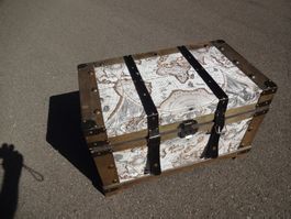 Truhe mit Weltkarte Motiv Holz und Metall