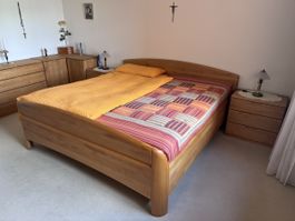 Massives Buchenmöbel-Set: Bett, Schrank, Kommode, Nachttisch