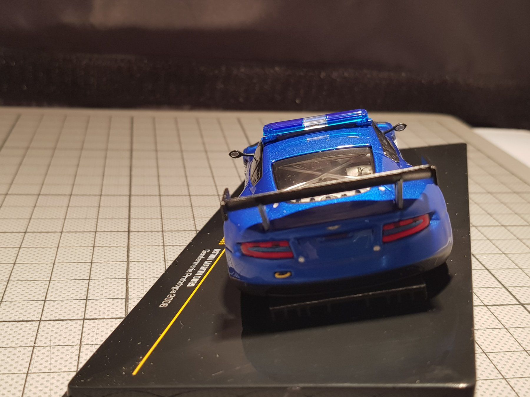 Aston Martin Modellini d'auto: Aston Martin DBR9 Gendarmerie Prototype 2006 – Nuovo e nell'imballaggio originale da Chézard-St-Martin venduto da AlPat-Collections 3