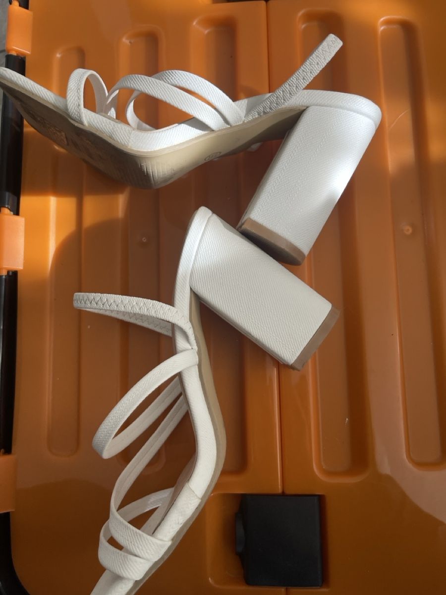 Scarpe da donna: Weisse Sandaletten mit Blockabsatz – Usato da Selzach venduto da Giusi400 2