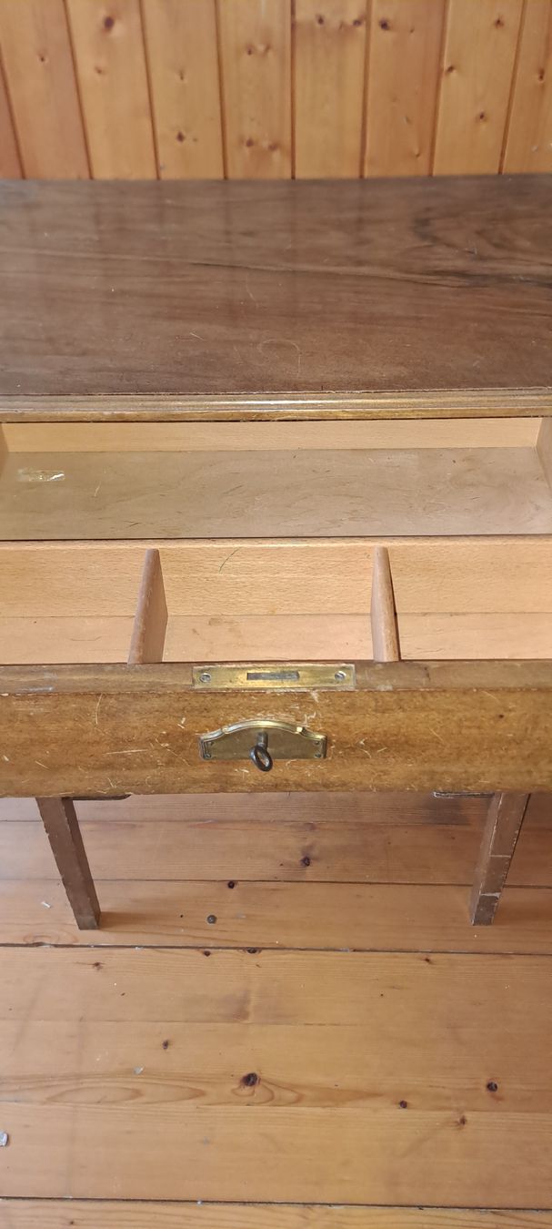 Tables de nuit: Nähtischlein – D'occasion à Gelterfingen par morice06 1