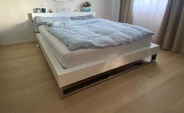 Bett weiss mit Metallrahmen