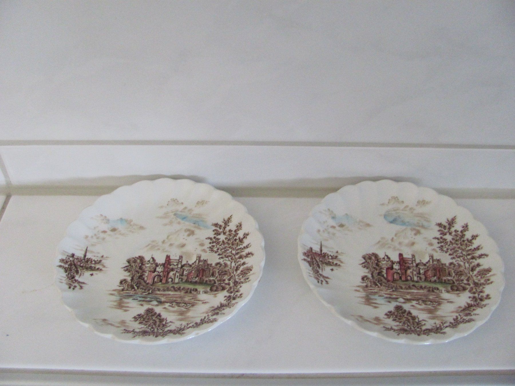 Johnson Brothers Piatti: Johnson Bros. "Ancient Towers" Teller Set, Vintage! – Usato da Gümligen venduto da Fantapanda