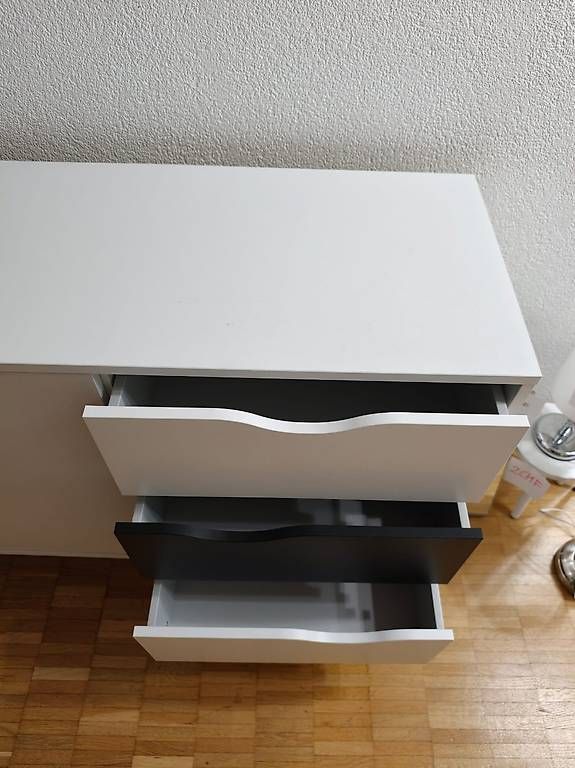 Conforama Commodes: Kommode weiss/szwarz – D'occasion à Hombrechtikon par kami667