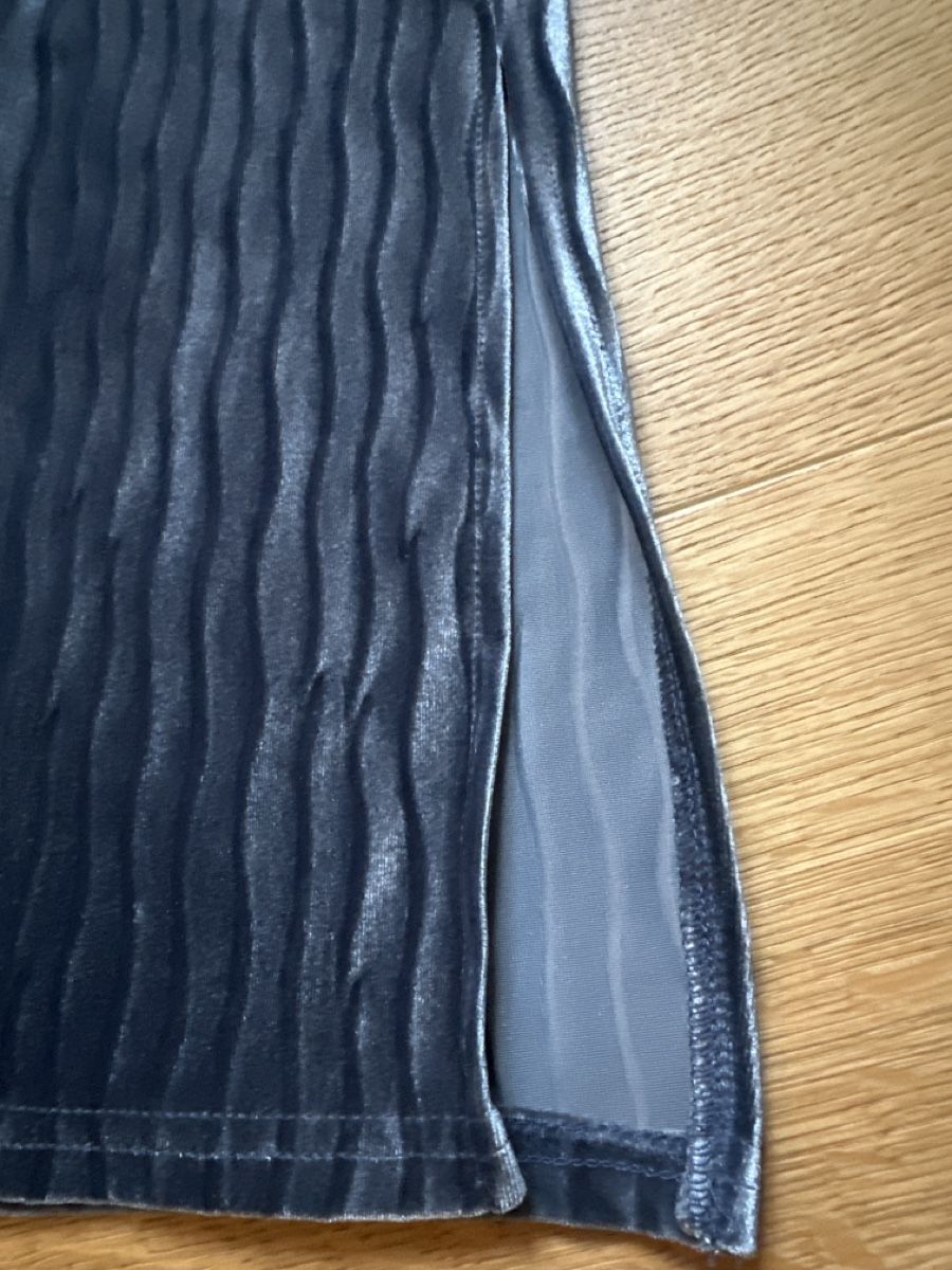 Vestiti: Samtiges Midikleid mit seitlichen Schlitzen – Usato da Zürich venduto da Misomi 3
