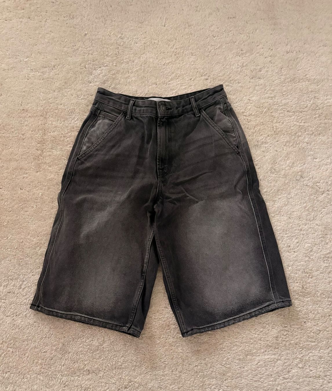 Bershka Pantaloni: Jort Bershka Noir – Usato da Nidau venduto da smarties88