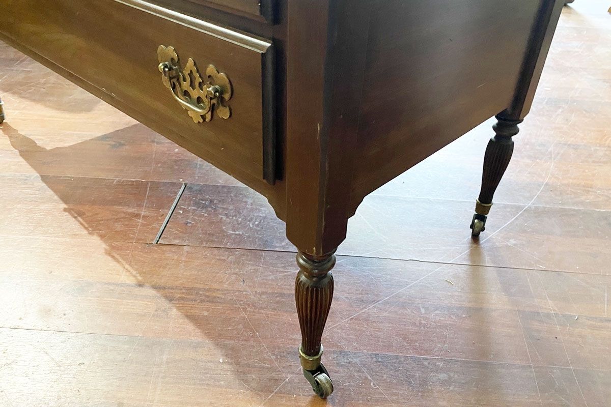 Cassettiere: Ethan Allen Holz Kommode auf Rollen, Anrichte – Usato da Ballwil venduto da ClassicGallery 3