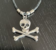 Kette mit Jolly Roger Anhänger / Pirat / Totenkopf / Gothic