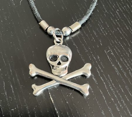 Kette mit Jolly Roger Anhänger / Pirat / Totenkopf / Gothic