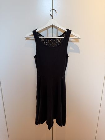 Schönes, schwarzes Sommerkleid mit Spitze, Grösse XS