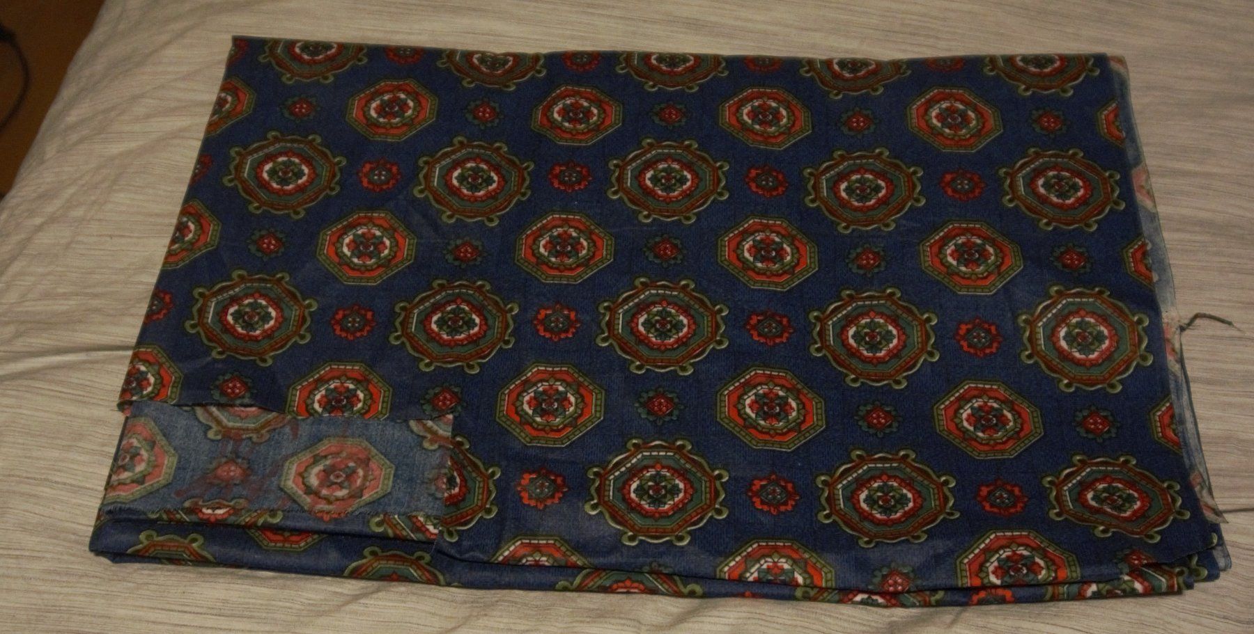Tissus: Dünner blauer Stoff mit abstraktem Muster – Neuf (Voir description) à Auenstein par bugaboo470