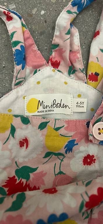 Baby-Mahlzeiten: Süsse Latzhose Mädchen Gr 100 – Gebraucht aus Birmenstorf AG von Stefan5413 1