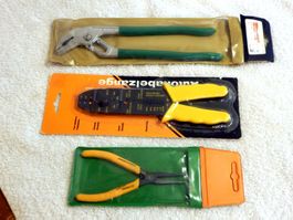 Werkzeuge: diverse Zangen, Autokabelzange, Elektriker Zange
