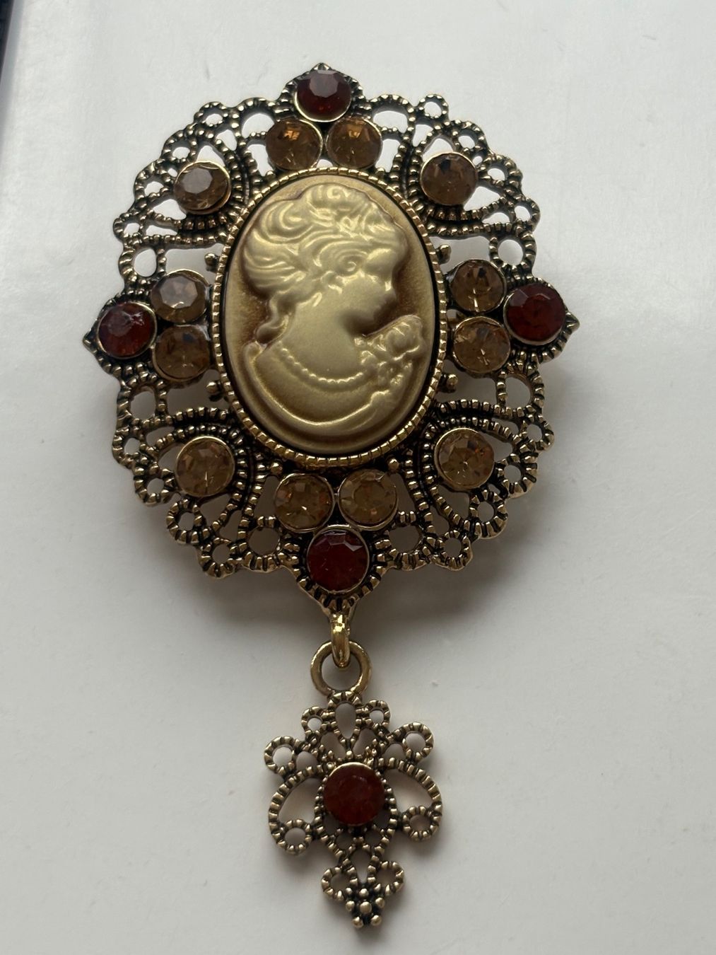 Broches & Aiguilles: Luxus Elegante  Brosche mit Kunstperlen Farbe: Silber – Neuf (Voir description) à Biel-Bienne par Roserosse13 2