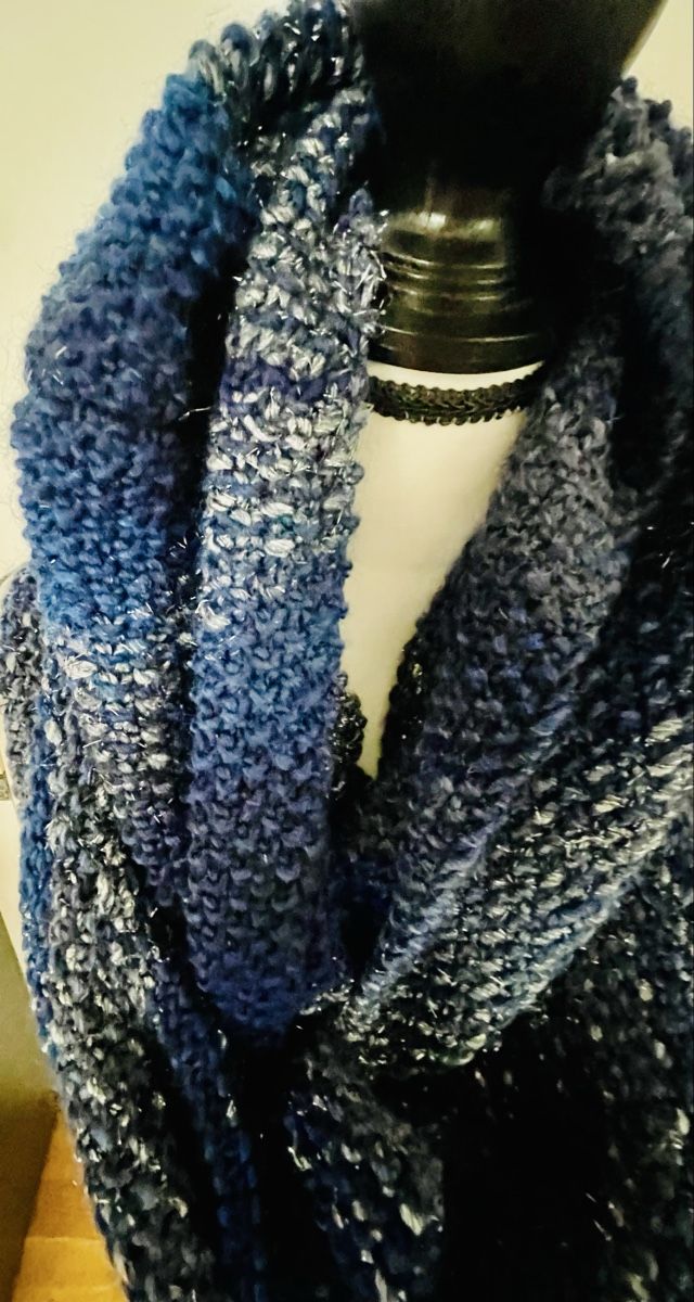 Foulard & Sciarpe: Kuscheliger Winterschal Loop blau/grau meliert gestrickt – Usato da Gränichen venduto da RetoLexi 1