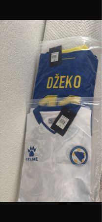 2x Fussballtrikot 1xDzeko Gr.M und 1x neutral Gr L