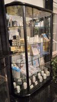 Exklusive Vollholz Glastür-Vitrine schwarz mit Glasböden 