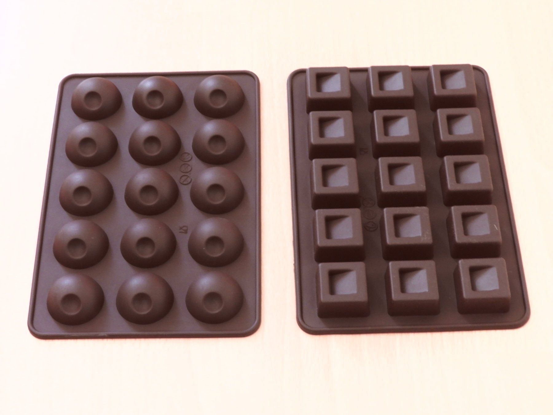 Backformen: Moule silicone à chocolats -  2 pces, NEUF! – Neu und originalverpackt aus Dombresson von sev_bsb8
