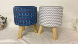 2 . Stylischer Hocker mit Holzfüssen