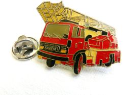 • Sapeurs Pompiers SAVIEM camion grue Feuerwehr    Pin M2.18