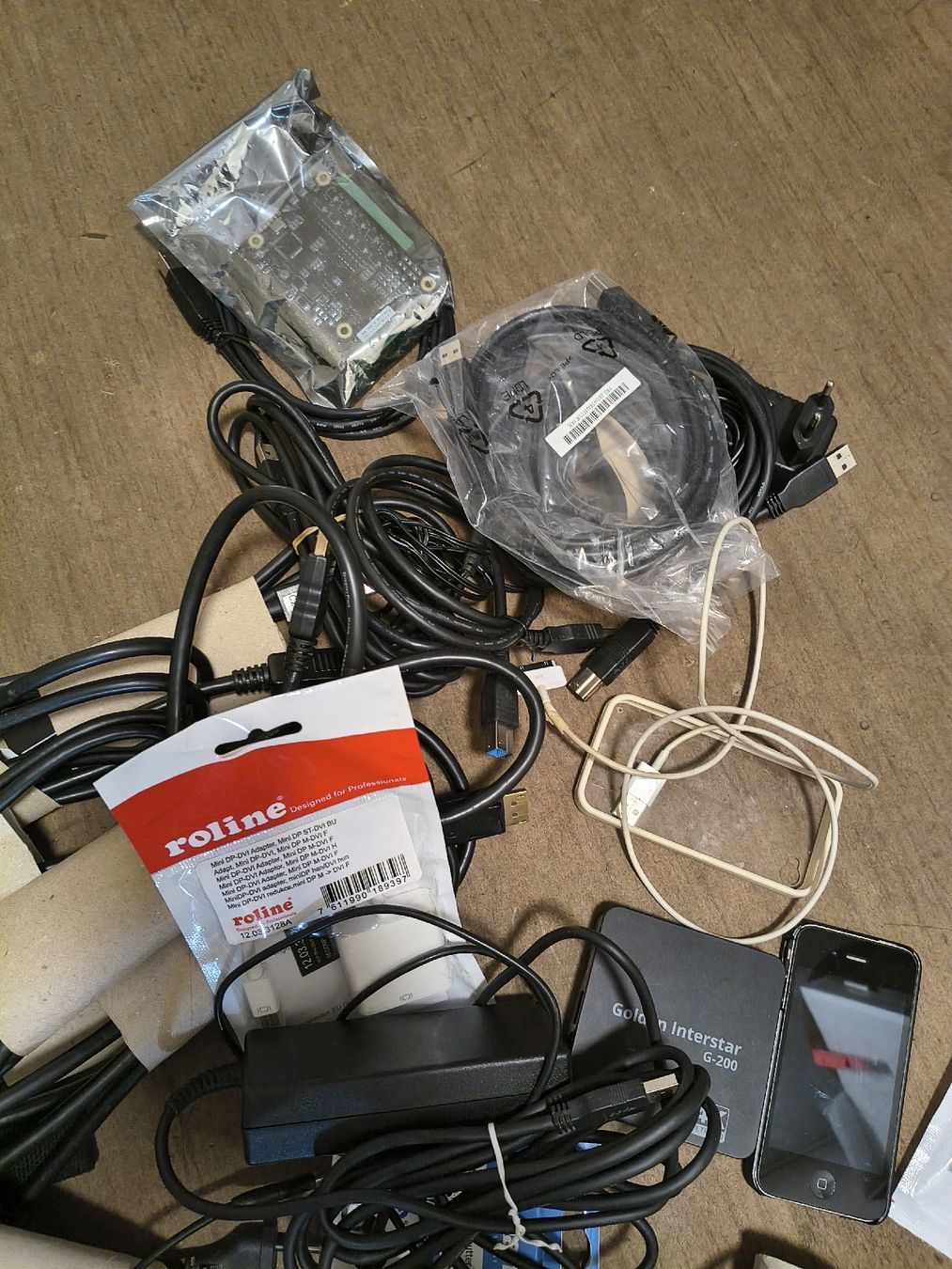 Câbles: Various electronic accessories and cables mixed lot – D'occasion à Zürich par TrainLine 4