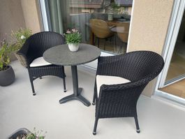 Balkontisch und mit 2 Sesseln