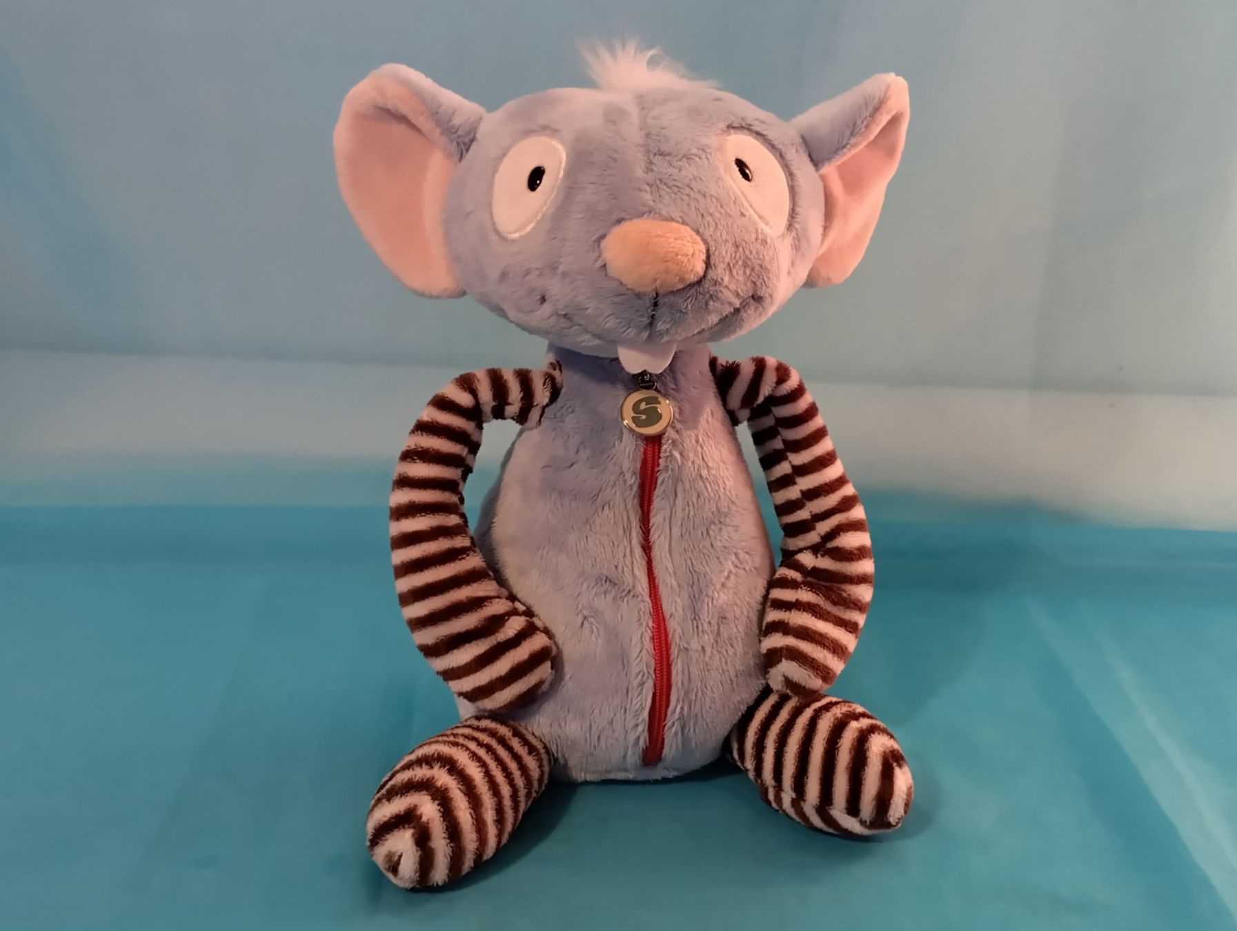 Nici Giocattoli: NICI Maus mit Geheimfach, L: 25cm – Usato da Bellach venduto da JingleCherry
