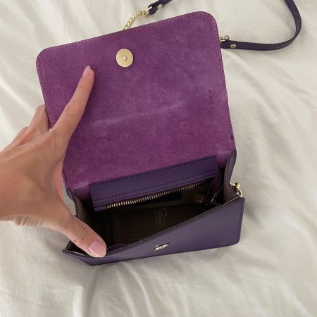 Handtasche aus echtem Leder in der Farbe Lila mit goldfarben