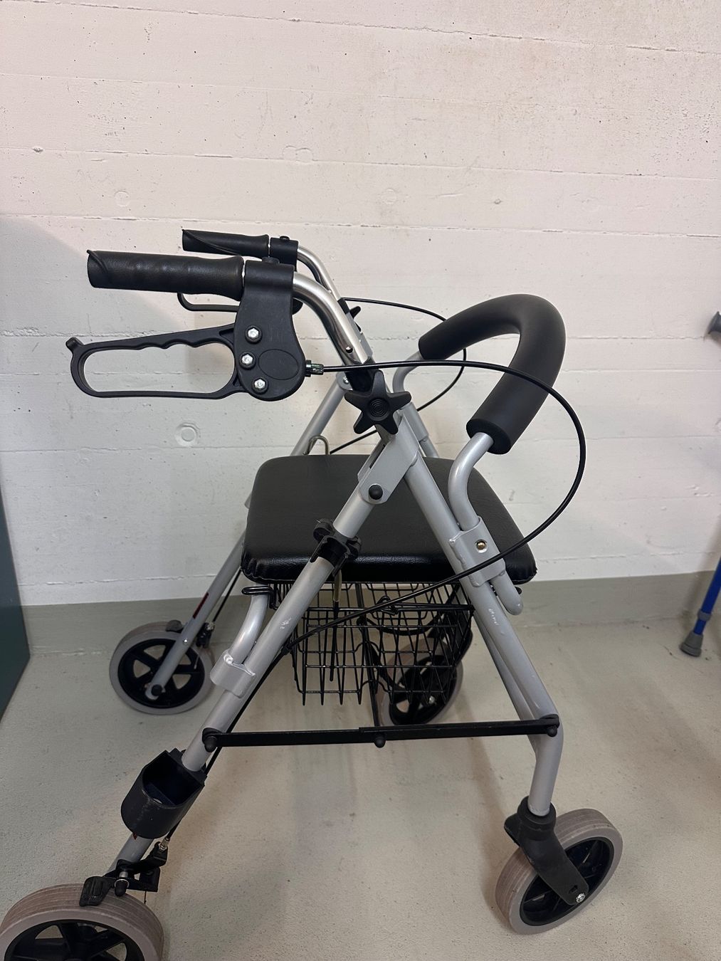 Ausili per la deambulazione: Rollator – Usato da Adliswil venduto da mic_jyg6 1