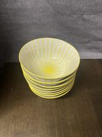 8 Schalen mit gelbem Streifenmuster