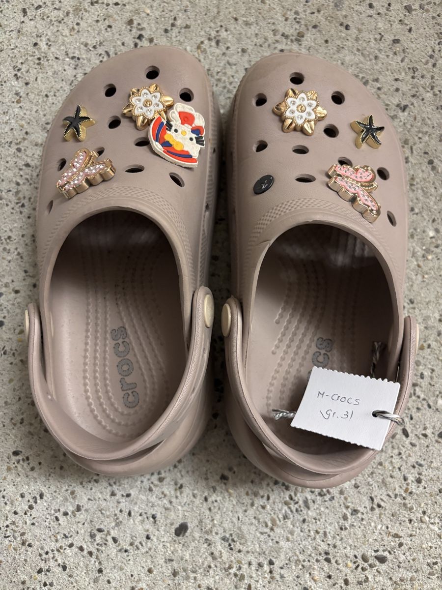 Crocs Schuhe für Mädchen: Crocs mit Jibbitz, Grösse 31 – Gebraucht aus Büren an der Aare von Nikito2001 2