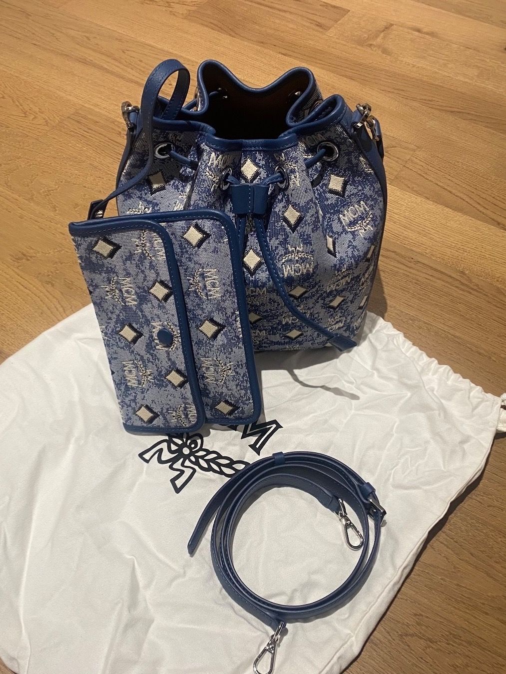 Mcm Taschen: Beutel MCM 💙 DESSAU DRAWSTRING MEDIUM - HANDTASCHE - BLUE – Neu (gemäss Beschreibung) aus Gibswil von Engelsgleich