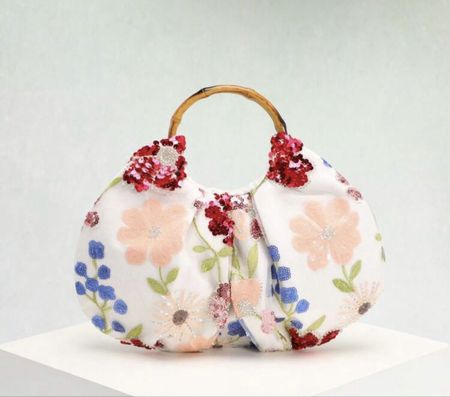 Sac à main blanc à fleurs et perles avec anse en bambou