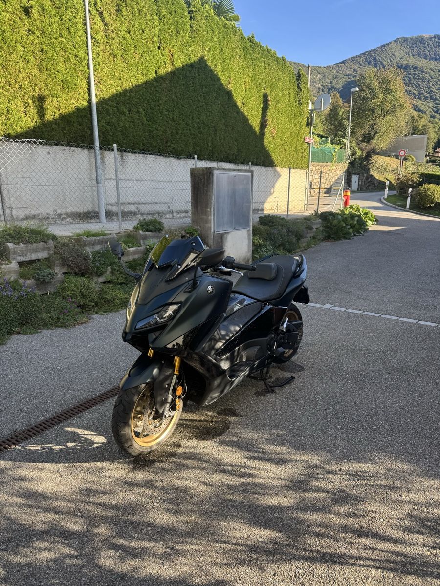 Yamaha Scooter: Tmax 560 tech max 2023 – Usato da Villa Luganese venduto da eli.ren