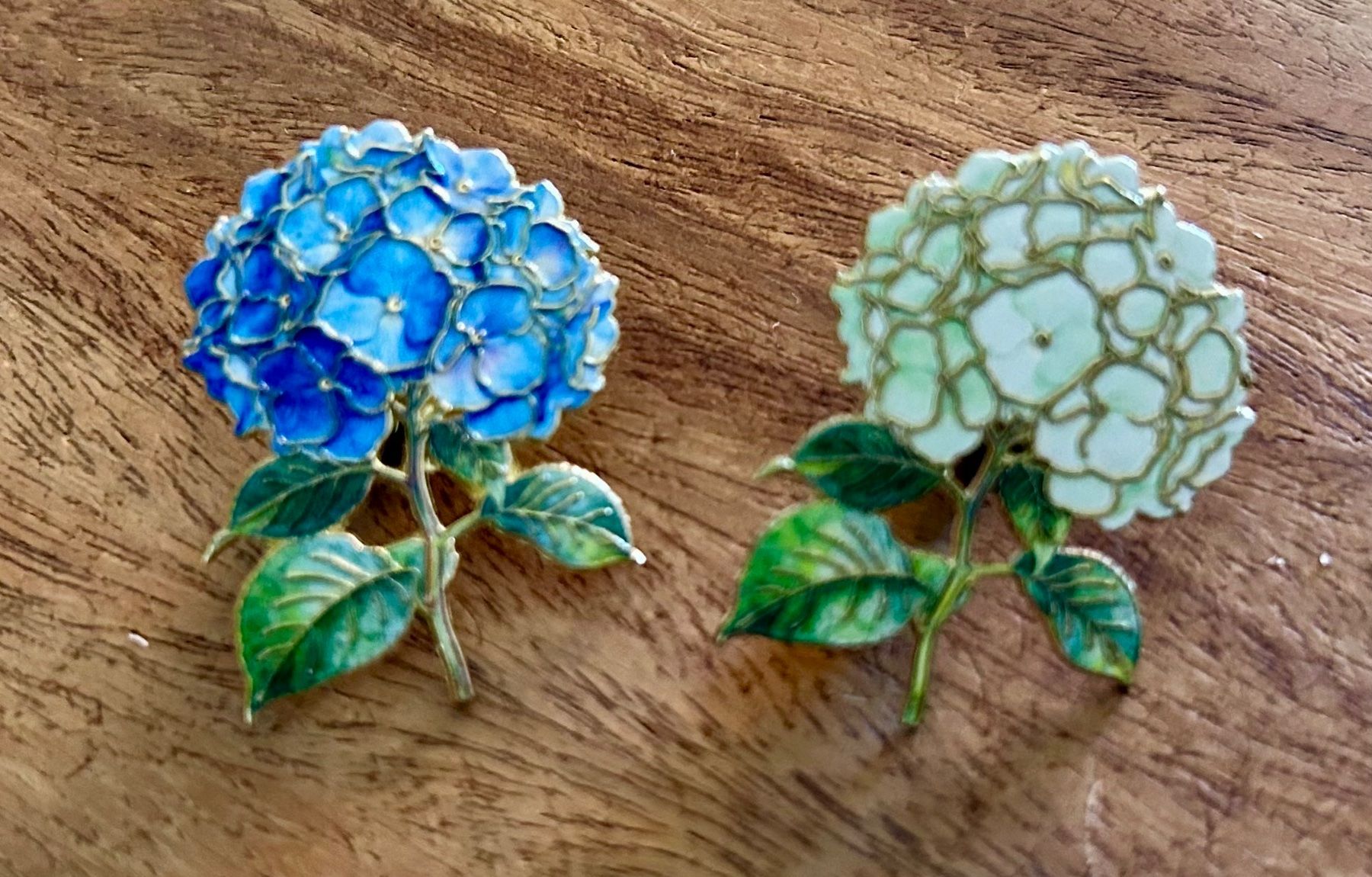 Plaketten & Abzeichen: 2x Pin Blume / Hortensie – Neu und originalverpackt aus Geneve von vane267